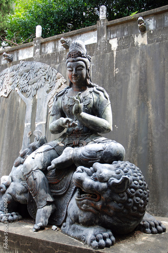 Buddhaskulptur auf Tier sitzend