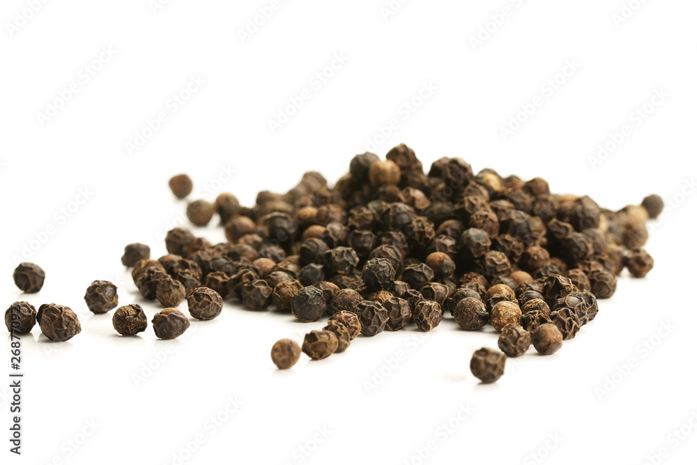 viele schwarze pfefferkörner auf weissem hintergrund viele schwarze pfefferkörner auf weissem hintergrund