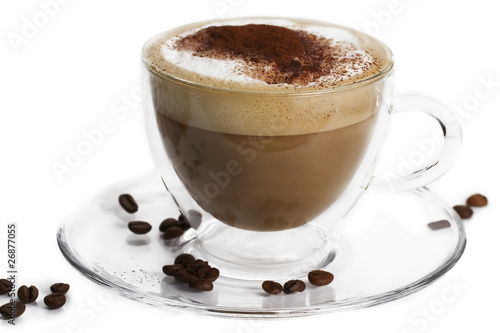 Photography cappuccino mit schokopulver und kaffeebohnen in einer glastasse