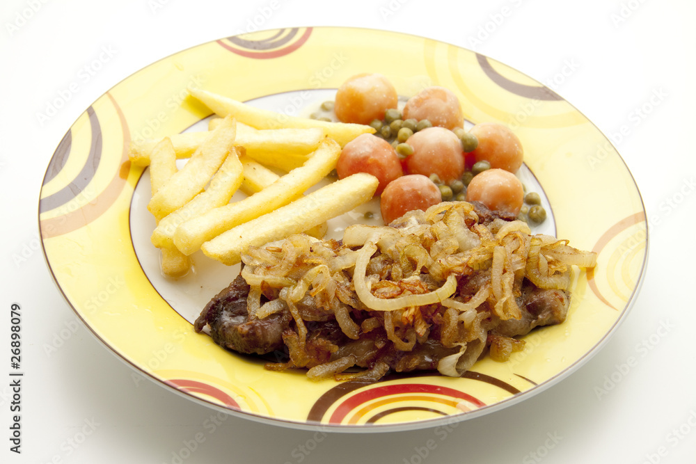 Zwiebelkotelett mit Pommes und Gemüse Zwiebelkotelett mit Pommes und Gemüse