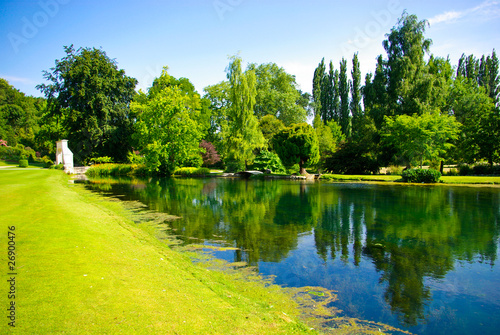 Tableau sur toile Green Park with pond in the summer