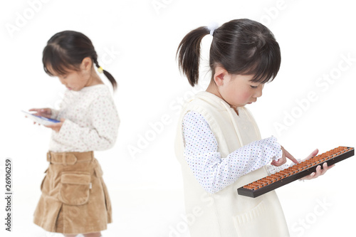 勉強をする子供たち photo