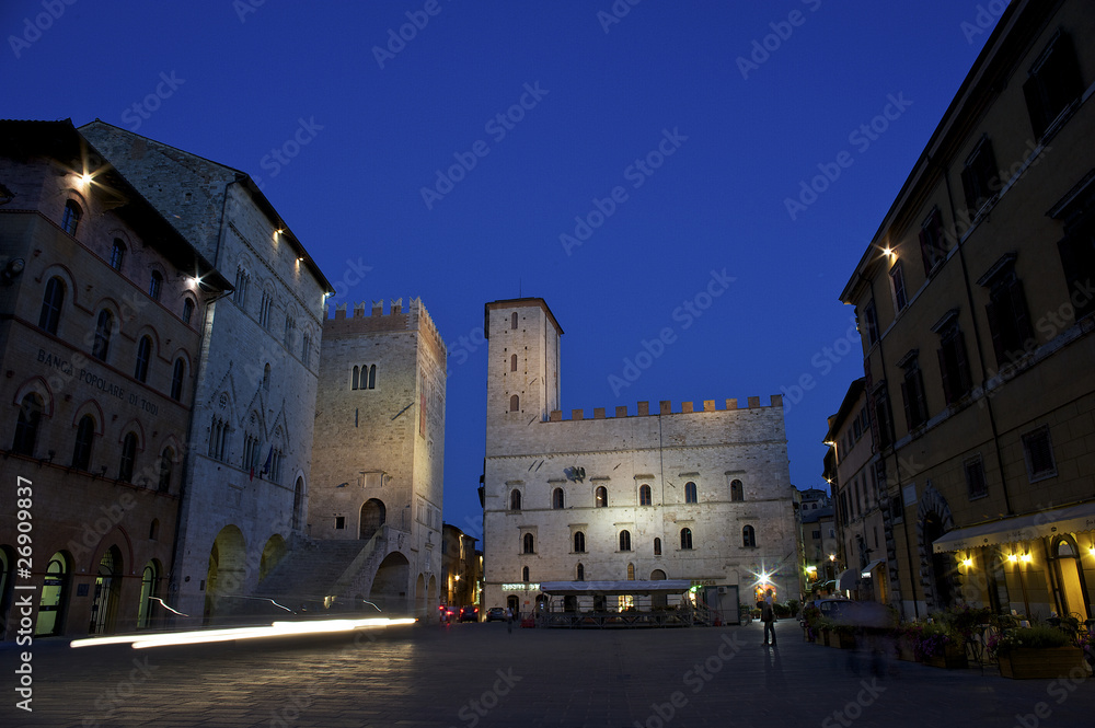 Piazza di Todi dopo il tramonto, Umbria