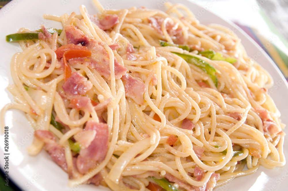 Nicaraguan pasta spaghetti with bacon peppers tomatoes