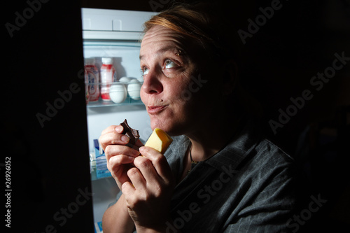 Frau heimlich am Kühlschrank