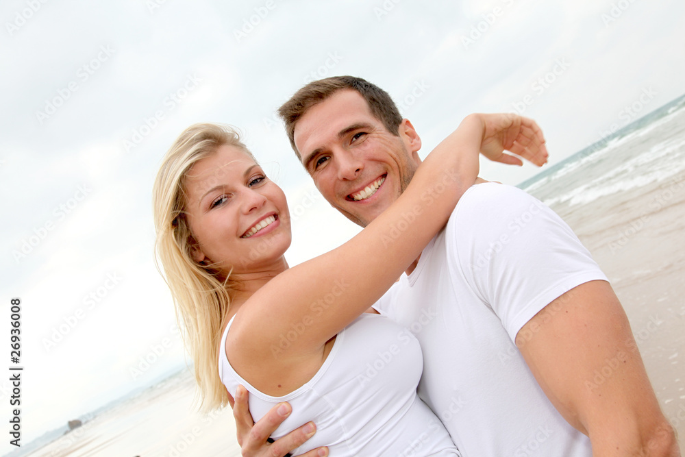Obraz premium Couple having fun on a sandy beach