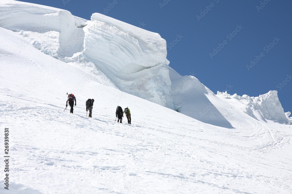 Alpinistes au milieu des séracs