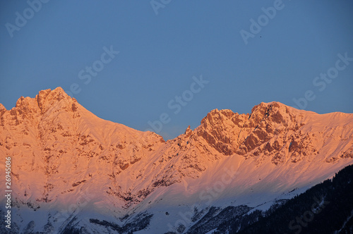 Schneebedeckte Berge im Morgenrot