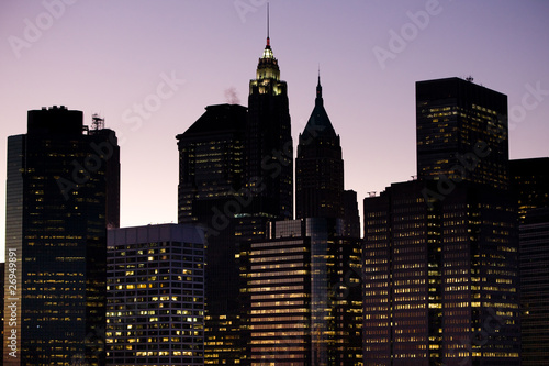Skyline von New York City bei Abenddämmerung