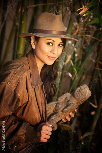 Fotografi Pretty adventurer with stolen relic