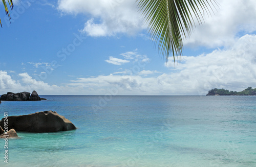 lagon Seychellois et rochers granitiques à Praslin © Unclesam