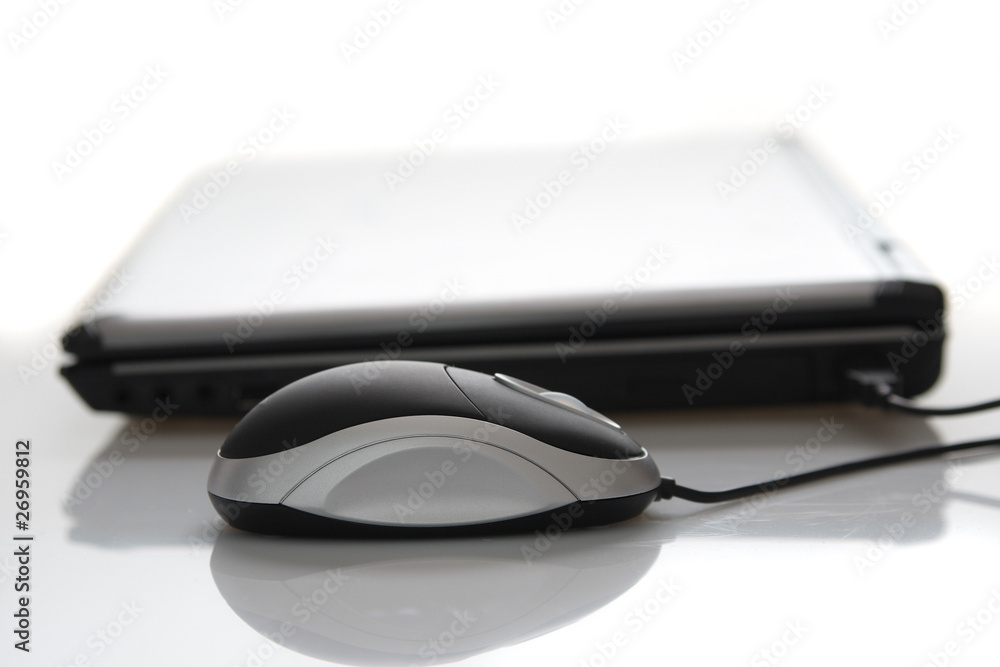 Maus und zugeklappter Laptop Maus und zugeklappter Laptop