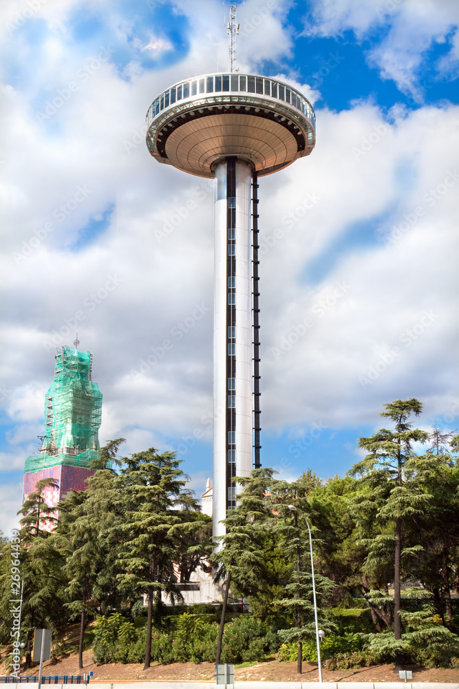 Obraz premium Faro de Moncloa in eveninglight, Madrid, Spain