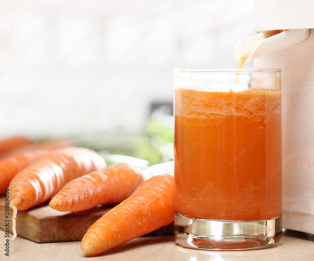 Fotografie Juice extractor and carrot juice