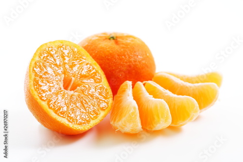 Mandarinen - Mandarine mit Hälfte und Stückchen