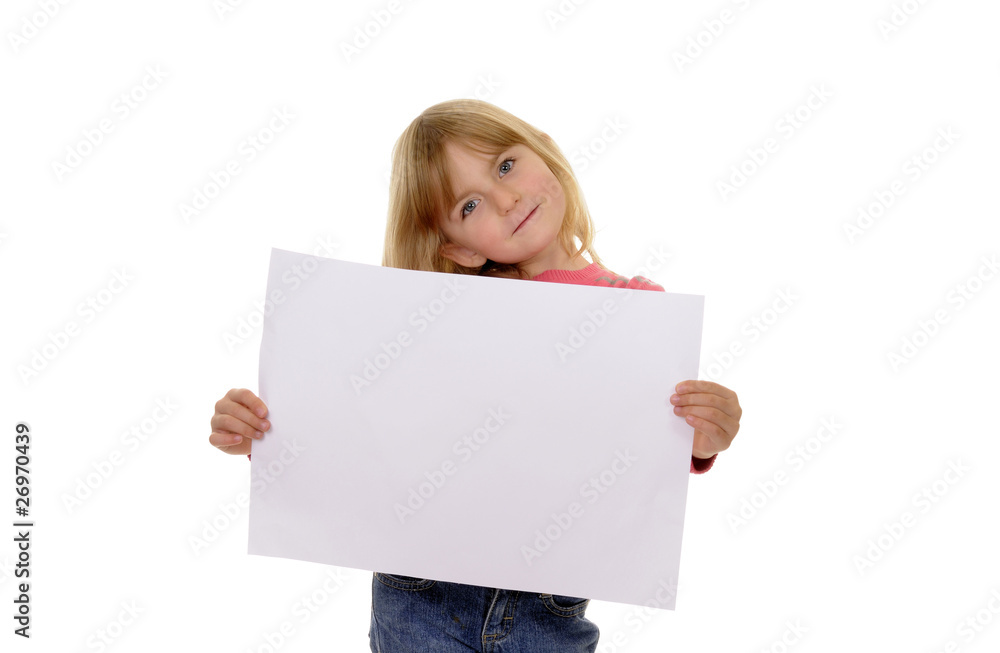 Kleines Mädchen hält ein weißes Blatt Papier Kleines Mädchen hält ein weißes Blatt Papier
