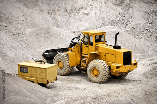 Plakat w ramie Buldozer in quarry