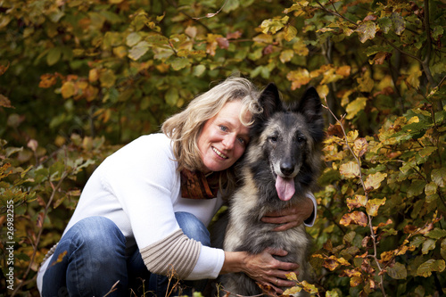 Foto lächelnde blonde Frau mit ihrem belgischen Schäferhund