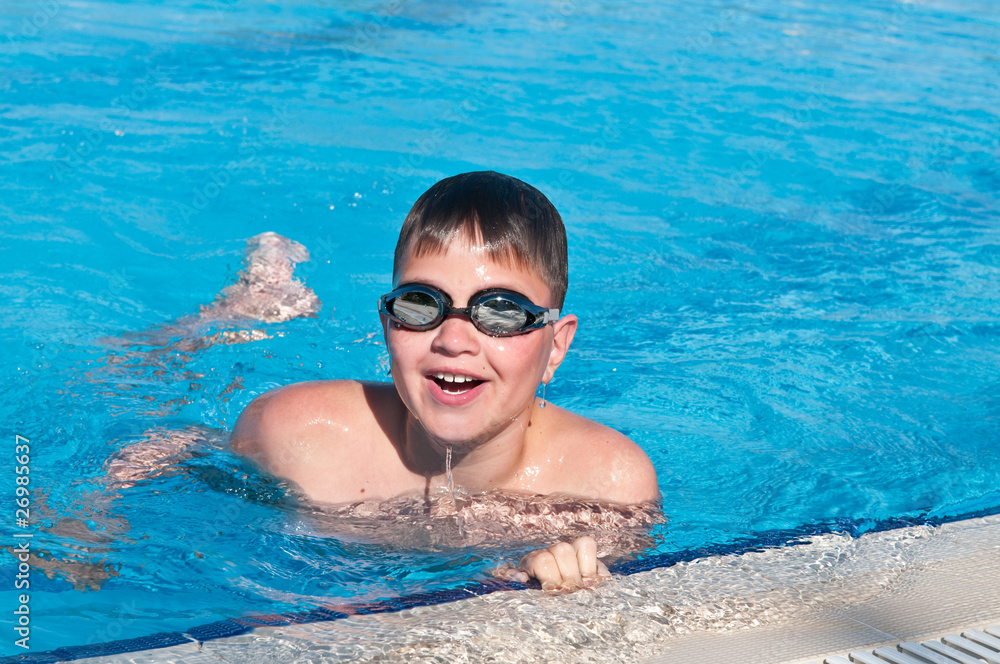 Naklejka premium teenager swims in pool