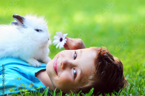 Kind mit Hase
