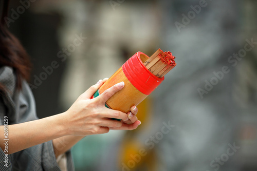 Fotografía soothsaying, shake bamboo cylinder for fortune tell
