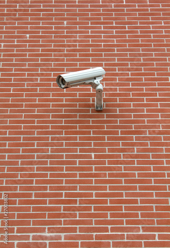 videocamera di sorveglianza con muro di mattoni photo