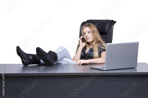 Frau telefoniert im Büro