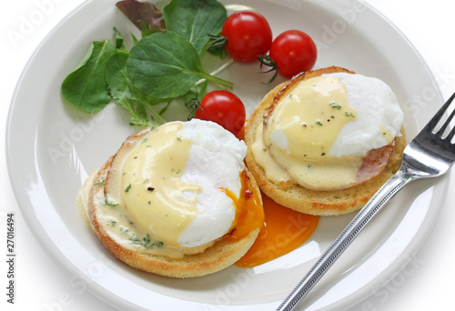 Eggs Benedict , Poached egg on toasted English muffin