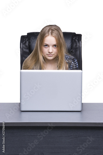 Blonde Frau am Laptop