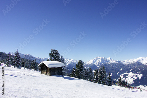 Fototapeta Naklejka Na Ścianę i Meble -  Berghütte im Schnee