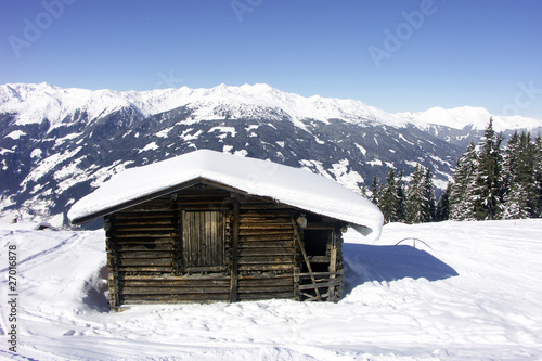 Berghütte im Schnee © Matthias Stolt
