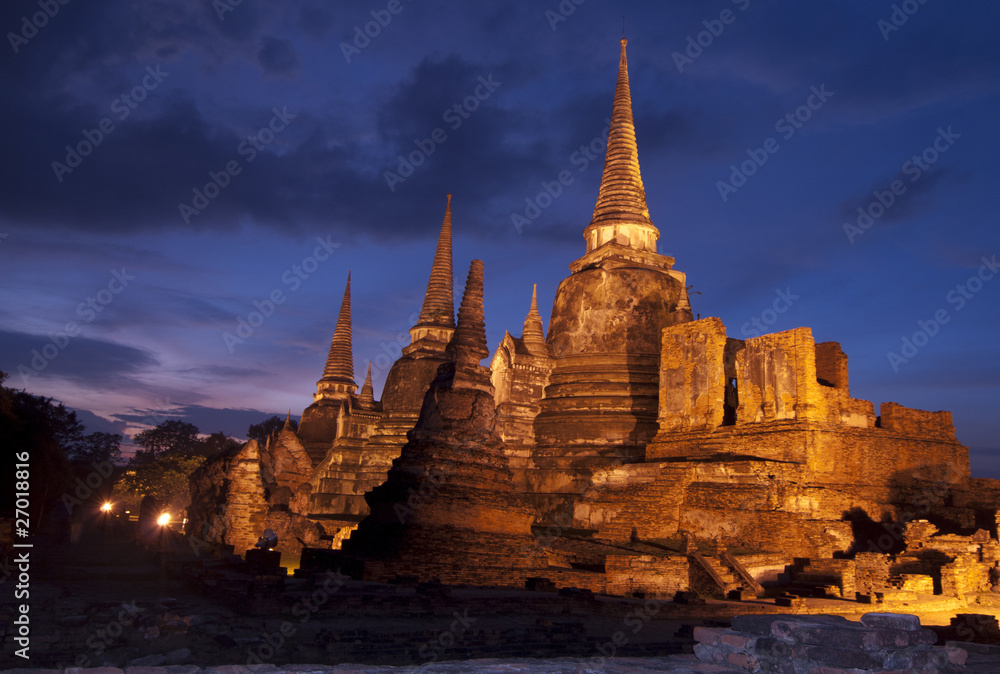 Fototapeta premium Wat Phra Si Sanphet in Ayutthaya Thailand at twilight