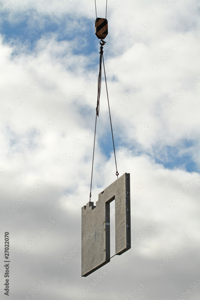 Betonfertigteil am Kranhaken Betonfertigteil am Kranhaken
