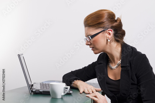 Mujer de negocios con portátil malas noticias photo