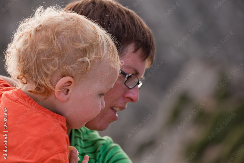 Mami und Sohn blicken in die Tiefe
