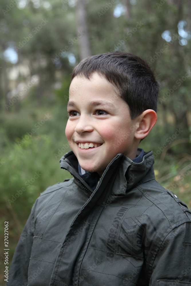 Promenade dans les bois - Jeune garçon - 9 ans Promenade dans les bois - Jeune garçon - 9 ans