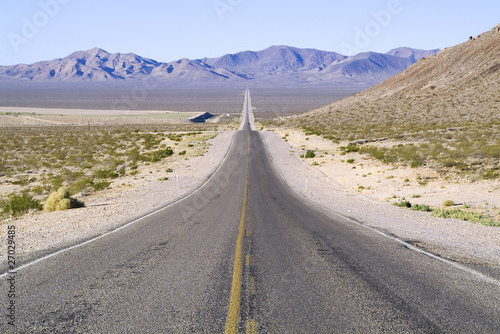 Larga recta de carretera en Nevada (Estados Unidos)