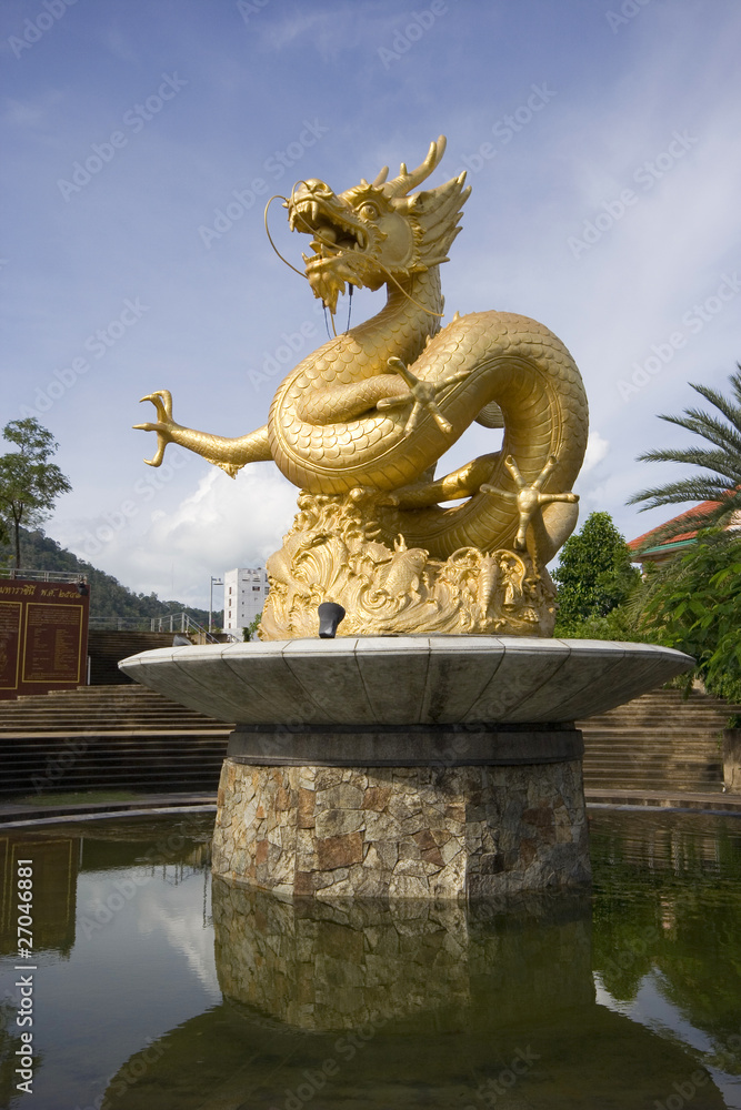 Obraz premium Golden dragon statue