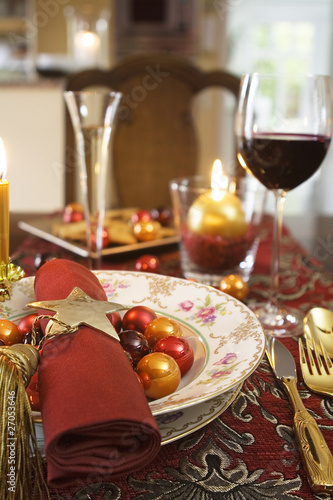 Weihnachtlich gedeckter Tisch photo