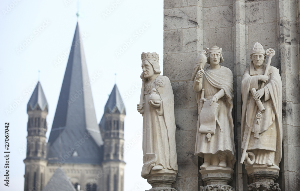 Fototapeta premium figuren am historischen rathaus köln,hintergrund groß st. martin