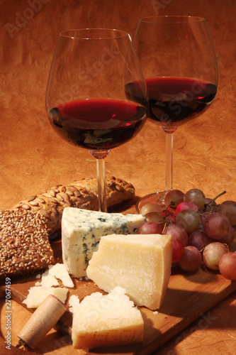 Red wine , cheese and grapes
