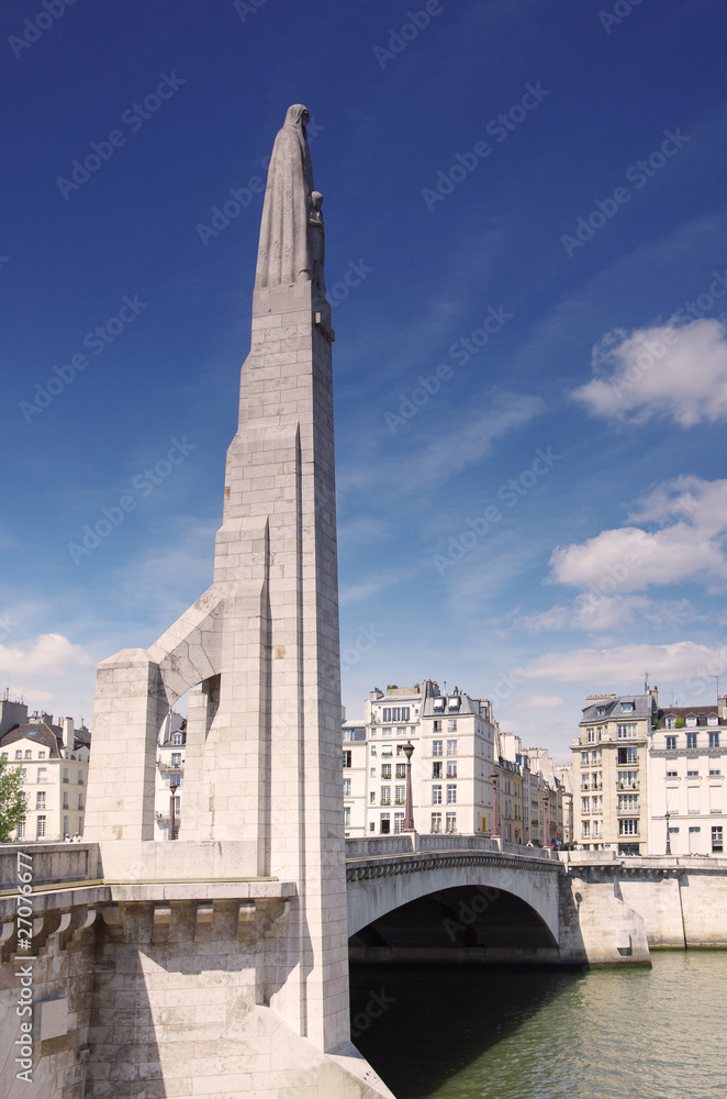 Paris, pont de la tournelle et statue de Sainte-Geneviève,