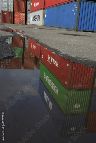 Container spiegeln sich in einer Pfütze photo