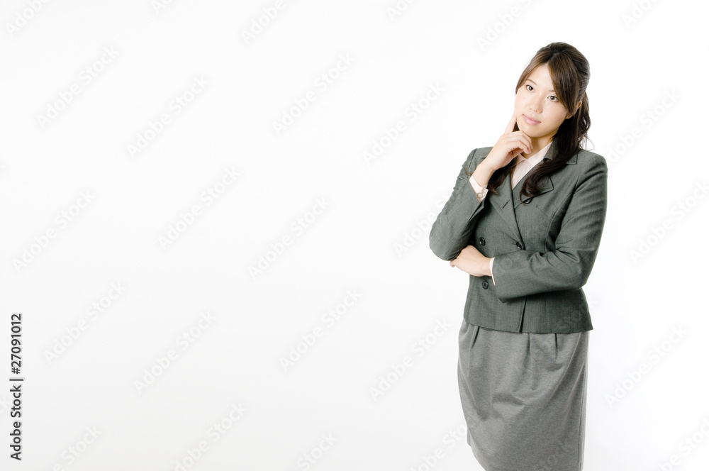 腕組みする女性社員