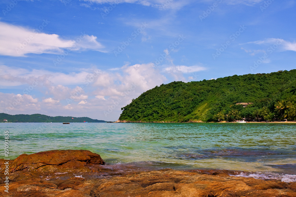 Fototapeta premium Seaview with rocks in foreground