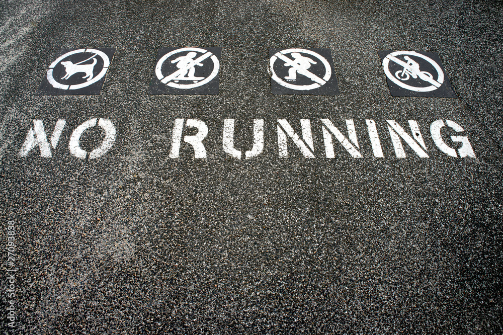 Fototapeta premium no running sign painted on the ground