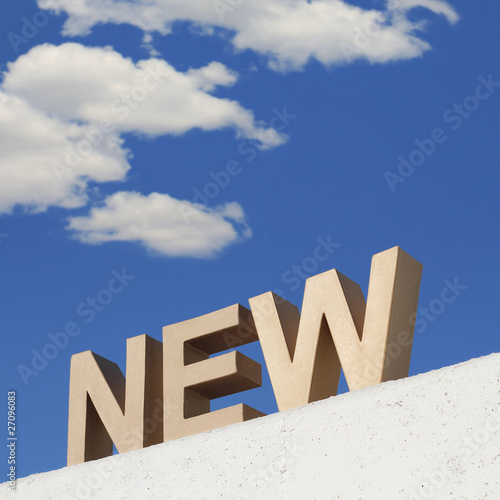 Betonmauer - Fototapete NEW Schriftzug auf weißer Betonmauer vor wolkigem Himmel