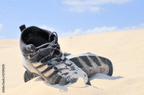 Botas en el desierto photo