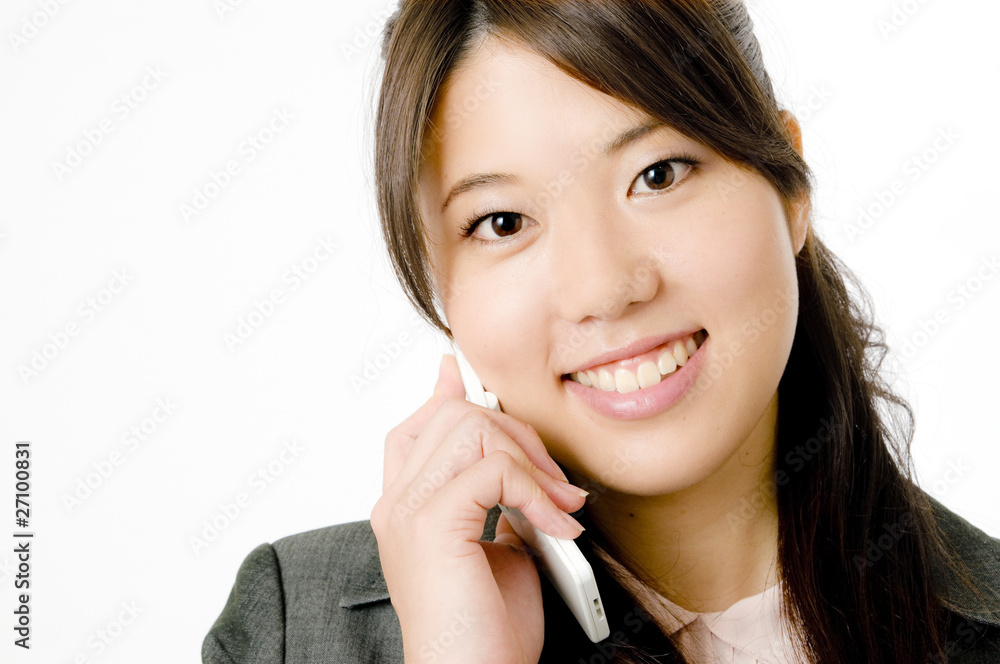 携帯電話をかける女性 携帯電話をかける女性