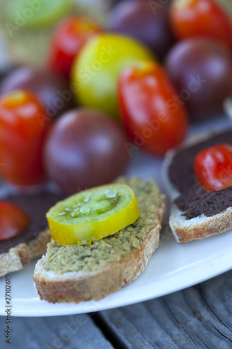 tomates tapenade sud vacances été salade repas photo